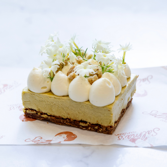 Pistachio mousse & crumble mascarpone cake